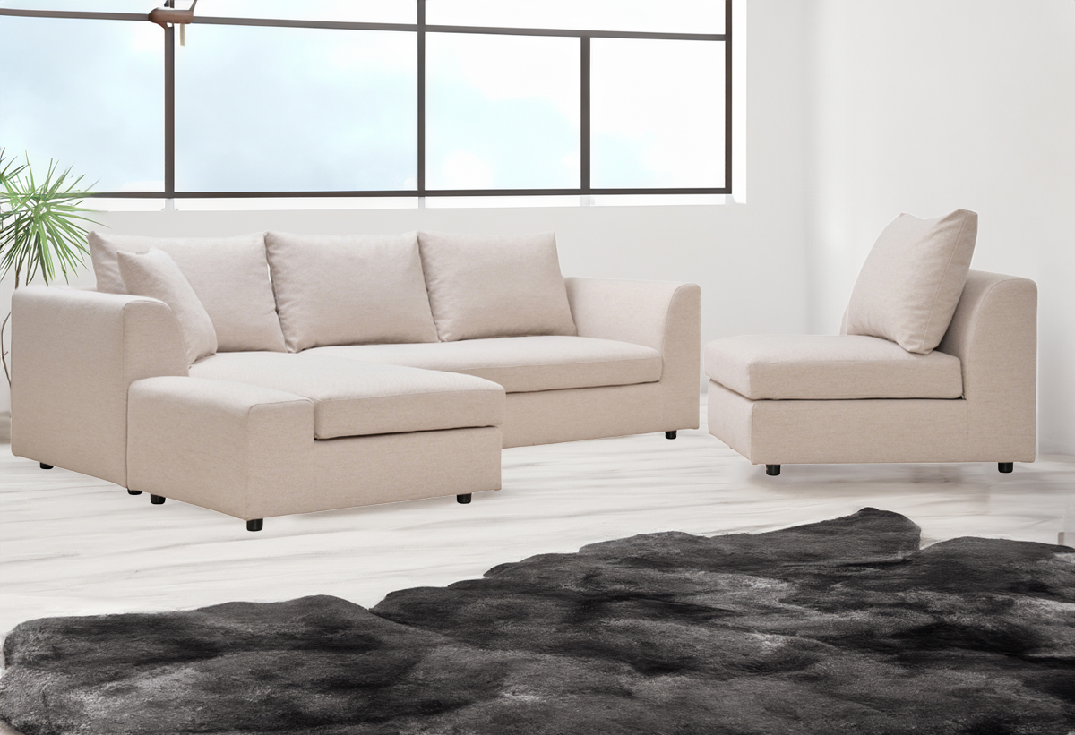Απεικονίζεται ο καναπές τοποθετημένος σε ένα σαλόνι με ένα μαύρο χαλί